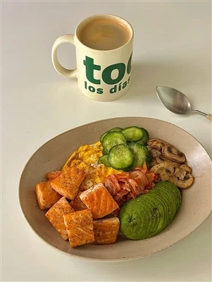 Živá miska s lososem a avokádem rýže 🥑🍣|Svěží a uspokojivý brunch