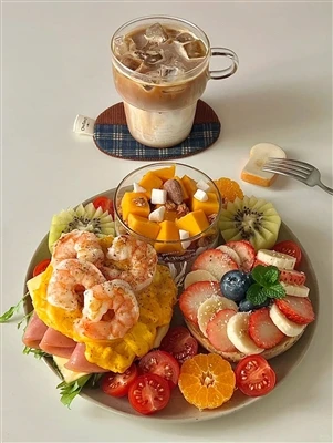 Vibrující brunchový talíř 🥪🍤🍓|Barevná a uspokojující ranní hostina